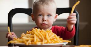 baby-eating-fries